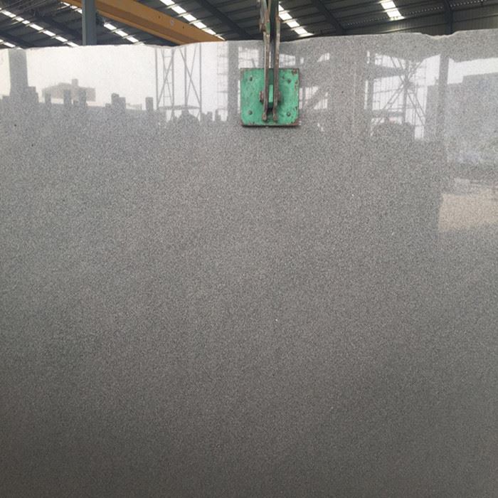Lichtgrijze granieten platen voor werkbladen in de badkamer Backsplash